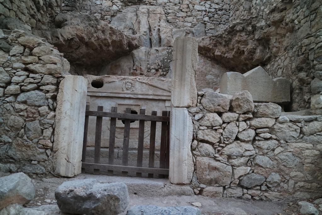 Chimera Pia Aparts Çıralı Luaran gambar